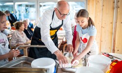 LH Mattle beim Projekt „Strudelbacken“ im Haus Salurn in Wattens.