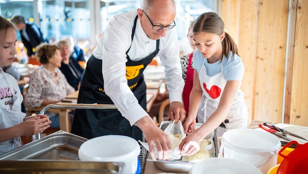 LH Mattle beim Projekt „Strudelbacken“ im Haus Salurn in Wattens.