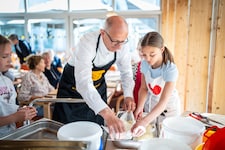 LH Mattle beim Projekt „Strudelbacken“ im Haus Salurn in Wattens.