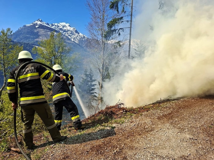 Nach wie vor werden Glutnester gelöscht.