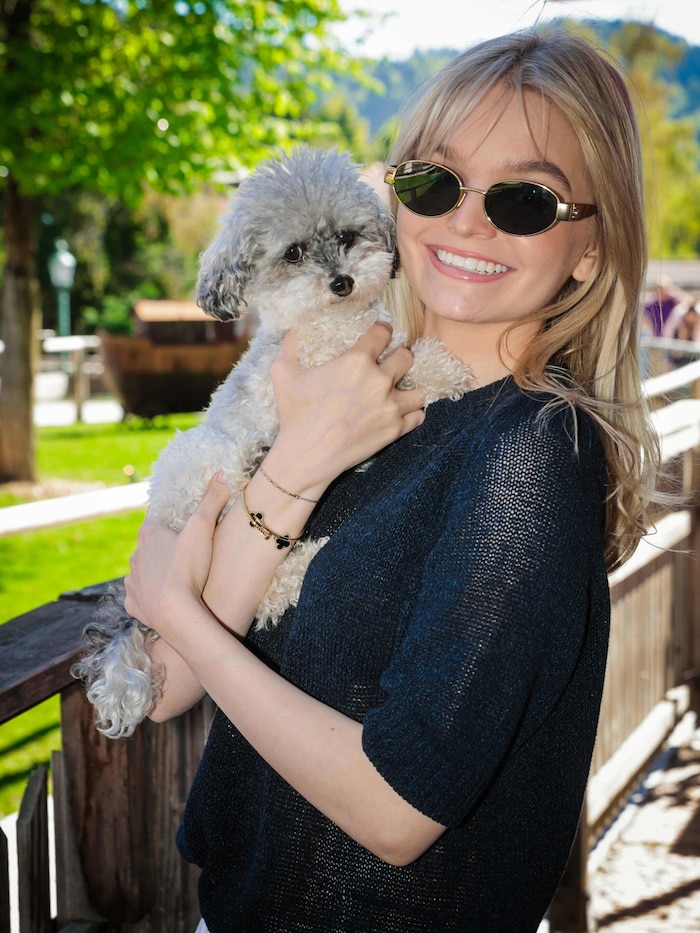 Lisa-Marie Friedle mit ihrem geliebten Hund Louis am Arm.
