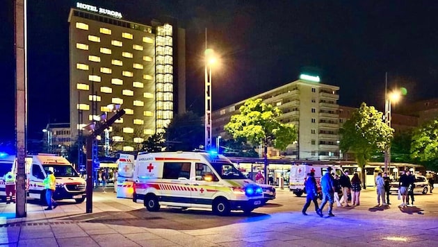 Blut am Bahnhofsvorplatz! Die Einsatzkräfte hatten alle Hände voll zu tun