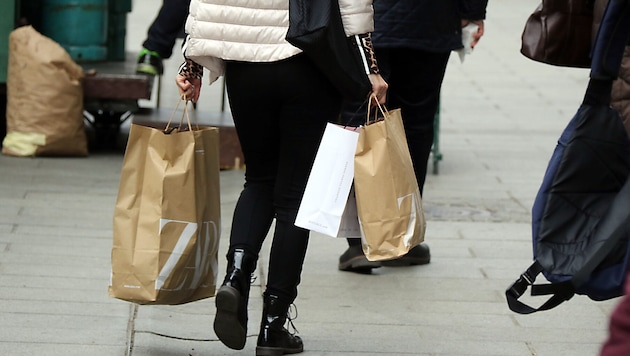Vor allem junge Frauen reden sich Überkonsum schön.