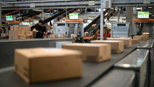 Die Regierung will von großen Versandhändlern zwei Euro pro Paket einheben.