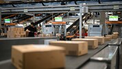 Die Regierung will von großen Versandhändlern zwei Euro pro Paket einheben.