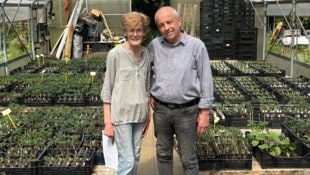Silvia und Josef Kitz (re.) widmen sich seit gut 20 Jahren der Auf- zucht von Para- deisern und ...