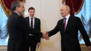 Kremlchef Wladimir Putin sichert dem iranischen Außenminister die weitere Unterstützung Moskaus ...