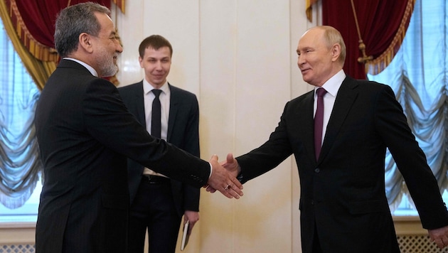 Kremlchef Wladimir Putin sichert dem iranischen Außenminister die weitere Unterstützung Moskaus ...