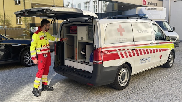 Akutpfleger Daniel Kerscher zeigt das Fahrzeug, das für seinen Einsatz speziell ausgestattet ist