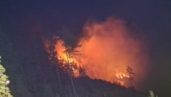 In der Nacht auf Montag hat sich das Feuer noch einmal ausgeweitet.