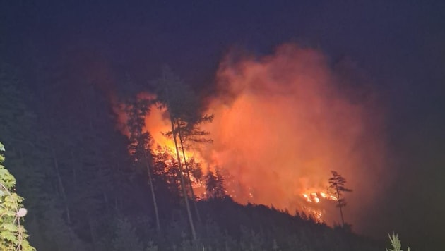 In der Nacht auf Montag hat sich das Feuer noch einmal ausgeweitet.