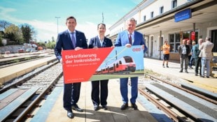 Minister Peter Hanke, Judith Engel (ÖBB) und Verkehrslandesrat Günther Steinkellner  (von links) ...