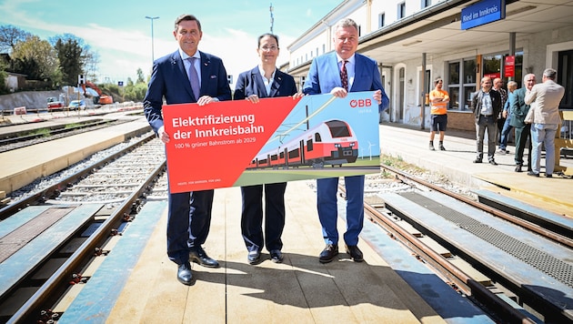 Minister Peter Hanke, Judith Engel (ÖBB) und Verkehrslandesrat Günther Steinkellner (von links) ...