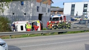 Das Einsatzfahrzeug blieb auf der Beifahrerseite liegen.