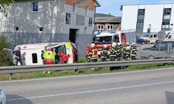 Das Einsatzfahrzeug blieb auf der Beifahrerseite liegen.