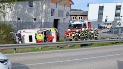 Das Einsatzfahrzeug blieb auf der Beifahrerseite liegen.
