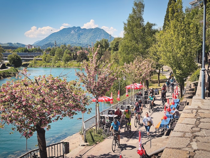 Entlang der Drau durch Villach.