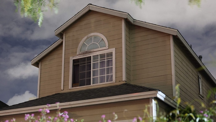 Dieses Haus soll mit dem Verdächtigen in Verbindung stehen.