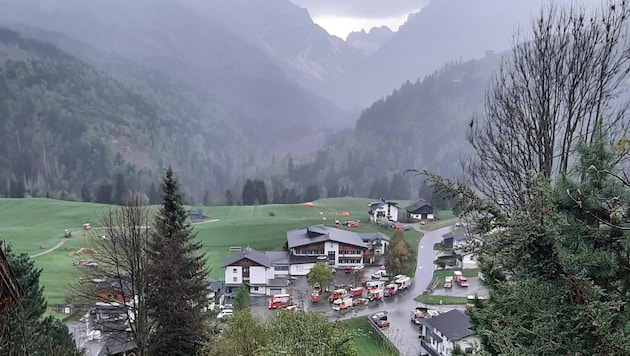 Während sich im Lesachtal zahlreiche Einsatzfahrzeuge sammeln (Foto), rücken im Raum ...