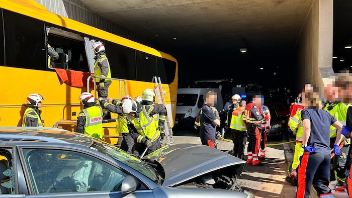 Die Fahrgäste verließen den Bus über ein Seitenfenster.