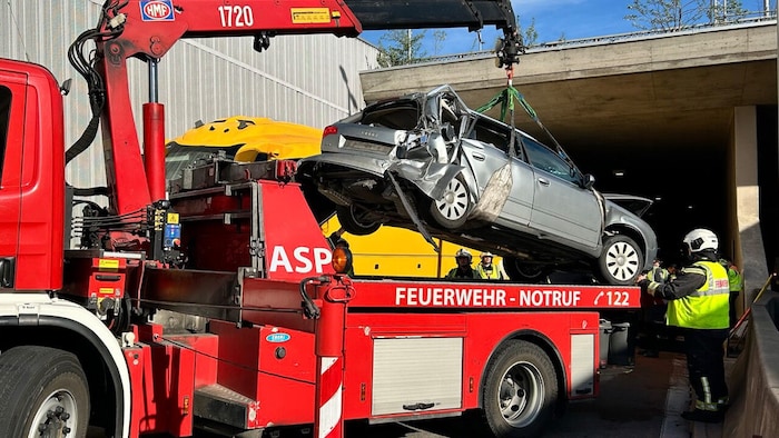 Ein Unfallauto wurde mit einem Abschleppfahrzeug entfernt.