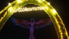 Am Montagabend haben Drohnen über Schloss Schönbrunn Symbolbilder der bisherigen ESC-Gewinner ...