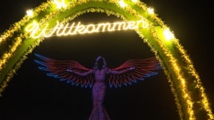 Am Montagabend haben Drohnen über Schloss Schönbrunn Symbolbilder der bisherigen ESC-Gewinner ...