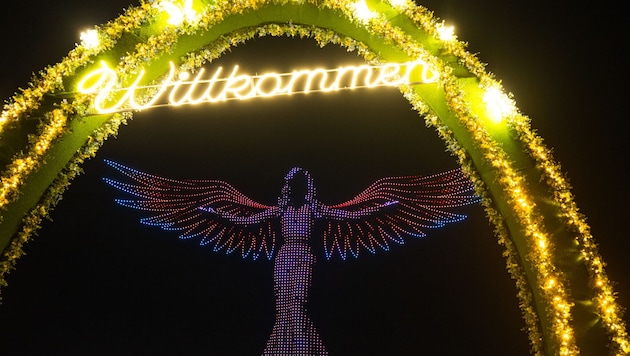 Am Montagabend haben Drohnen über Schloss Schönbrunn Symbolbilder der bisherigen ESC-Gewinner ...