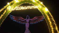 Am Montagabend haben Drohnen über Schloss Schönbrunn Symbolbilder der bisherigen ESC-Gewinner ...