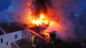 Die Feuerwehr ging aggressiv gegen das Flammenmeer vor. 