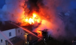 Die Feuerwehr ging aggressiv gegen das Flammenmeer vor. 