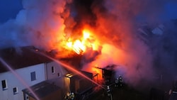 Die Feuerwehr ging aggressiv gegen das Flammenmeer vor. 