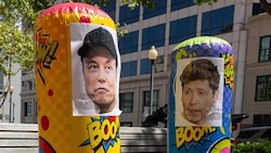 Vor dem Gericht kam es zu Protesten gegen Musk (Foto links) und Altman.