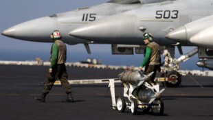 Archivbild: Kampfjets an Bord des US-Flugzeugträger USS Harry S. Truman werden mit Bomben ...