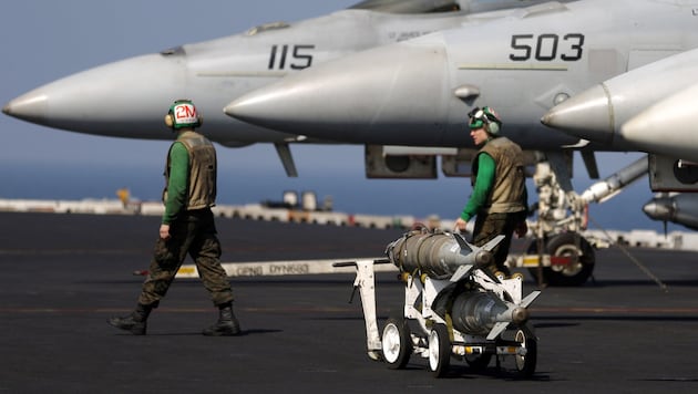 Archivbild: Kampfjets an Bord des US-Flugzeugträger USS Harry S. Truman werden mit Bomben ...