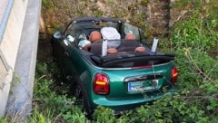Das Cabrio landete im Bachbett, die Lenkerin kam glimpflich davon