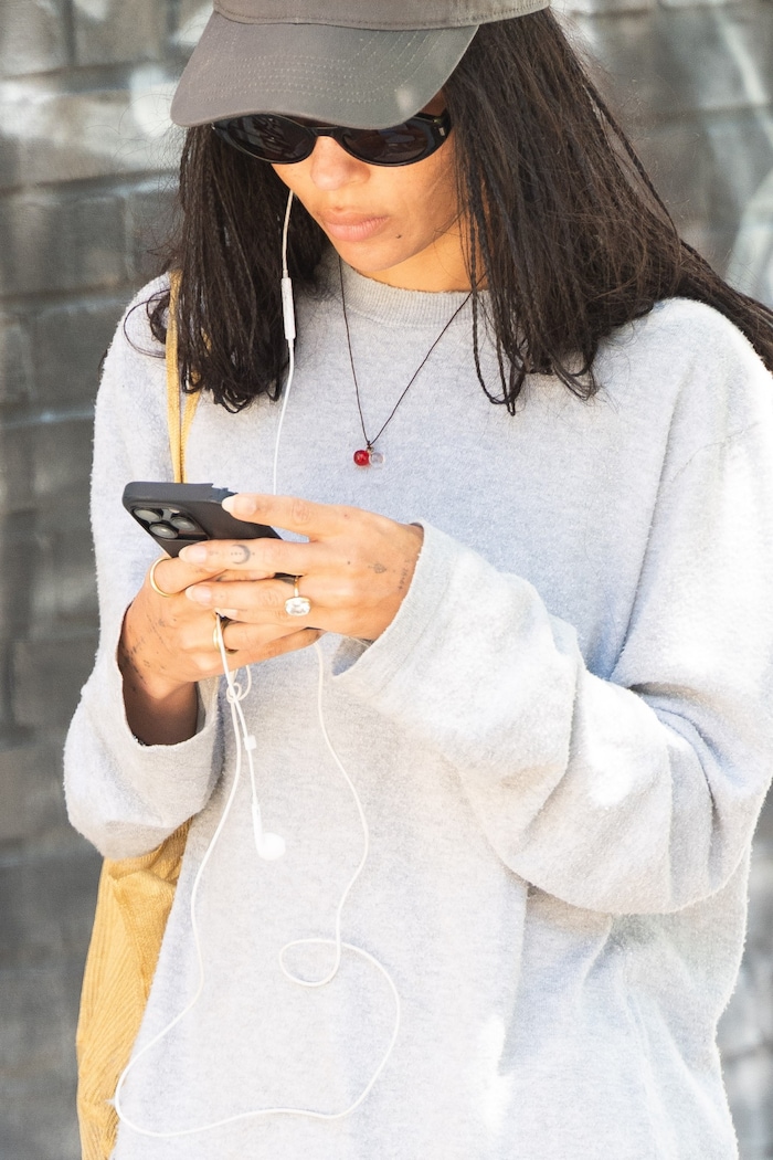 Der Ring ist nicht zu übersehen! Eines ist sicher: Harry Styles hat nicht gekleckert, sondern ...