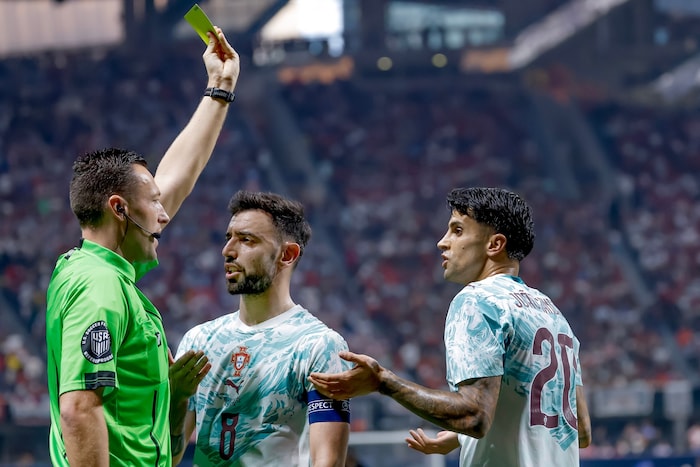 Für die WM will die FIFA die Gelb-Regeln entschärfen.