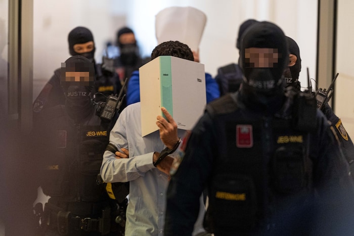 Arda K. (21) ist in Wiener Neustadt mitangeklagt. Er hätte zeitgleich mit Beran A. in Dubai und ...