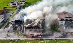 Beim Eintreffen der Einsatzkräfte stand das Gebäude bereits in Vollbrand.