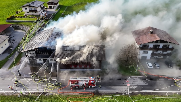 Beim Eintreffen der Einsatzkräfte stand das Gebäude bereits in Vollbrand.