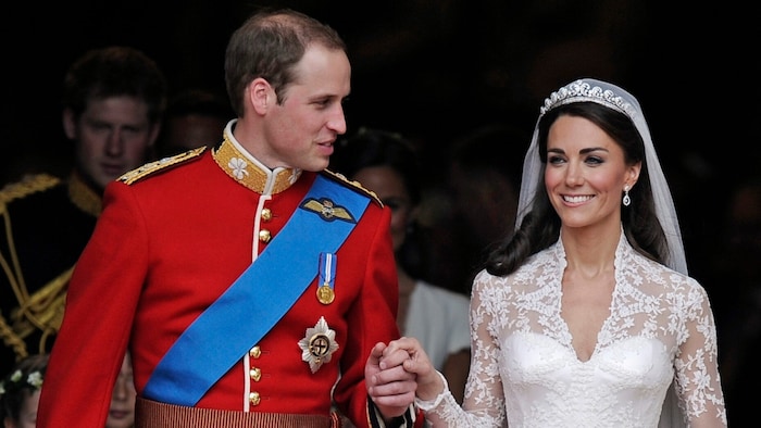 Bevor sie in die Kutsche stiegen, erklärte der Prinz liebevoll: „Ich bin froh, dass du dich ...