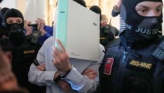 Die Angeklagten müssen sich nun im Gerichtssaal verantworten.