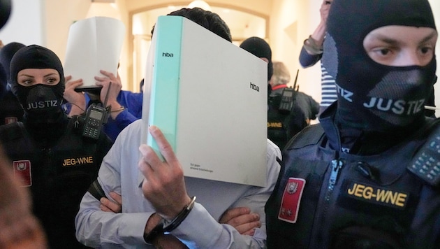 Die Angeklagten müssen sich nun im Gerichtssaal verantworten.