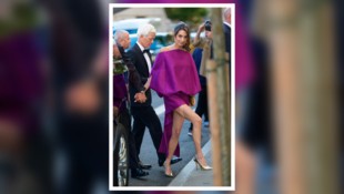 Glamour-Auftritt mit George Clooney in New York – Amal Clooney sorgte in einem fuchsiafarbenen ...