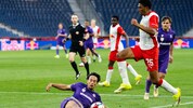 Riquelme (re.) erzielte gegen die Young Violets sein erstes Tor auf europäischem Boden.