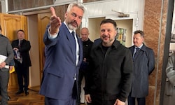 Herzlicher Empfang: Der ukrainische Präsident, Wolodymyr Selenskyj, empfing Ex-Bundeskanzler ...