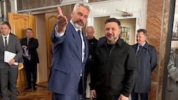 Herzlicher Empfang: Der ukrainische Präsident, Wolodymyr Selenskyj, empfing Ex-Bundeskanzler ...