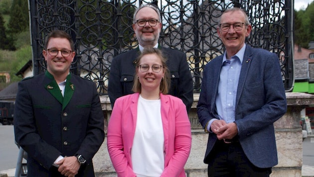 Walter Hubner (ganz rechts) übergibt das Amt des Bürgermeisters in Vordernberg an Michael Arno ...