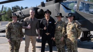 Kriegsminister Hegseth und Kid Rock (m.) posieren mit Armeeangehörigen vor einem ...